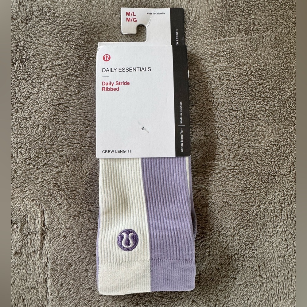 lululemon daily stride socks crew length lavender and white